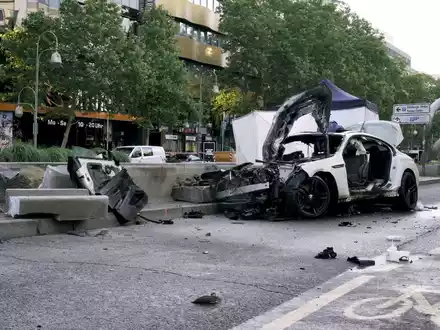 Das Wrack eines Autos steht nach dem Unfall auf der Tauentzienstraße. - Foto: Michael Ukas/dpa