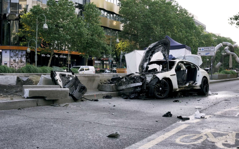 Das Wrack eines Autos steht nach dem Unfall auf der Tauentzienstraße. - Foto: Michael Ukas/dpa