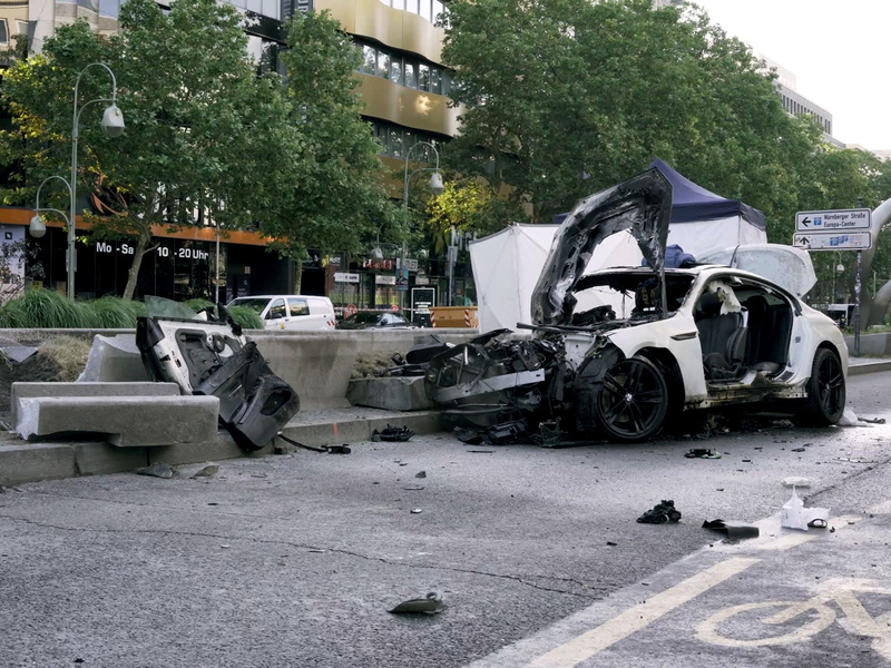 Das Wrack eines Autos steht nach dem Unfall auf der Tauentzienstraße. - Foto: Michael Ukas/dpa