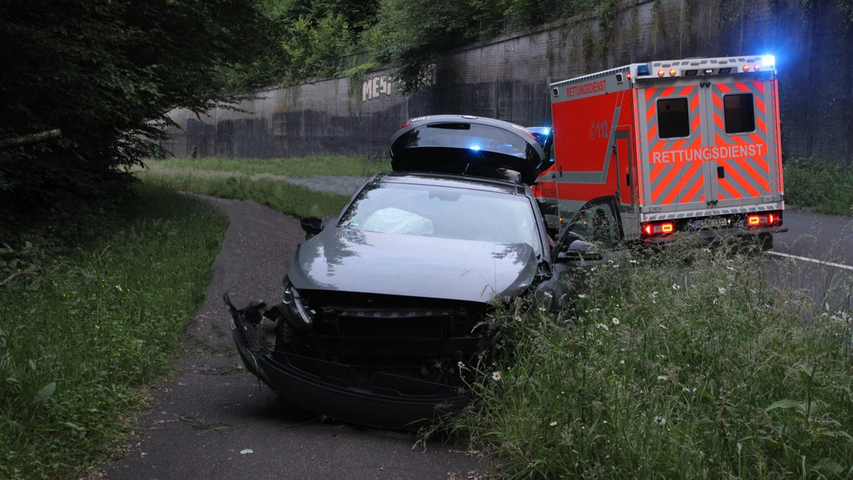 POL-RBK: Overath - Pkw-Fahrer kommt von der Fahrbahn ab - Vier Personen leicht verletzt - Foto: presseportal.de
