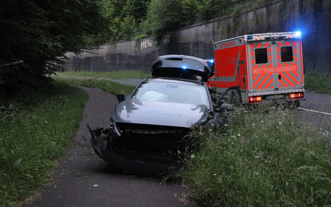 POL-RBK: Overath - Pkw-Fahrer kommt von der Fahrbahn ab - Vier Personen leicht verletzt - Foto: presseportal.de