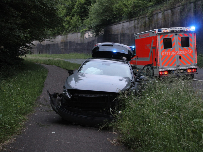 POL-RBK: Overath - Pkw-Fahrer kommt von der Fahrbahn ab - Vier Personen leicht verletzt - Foto: presseportal.de