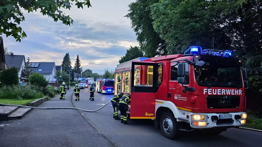 FW Königswinter: Brennender Anbau an Holzhaus - Nachbarn verhindern schlimmeres - Bild: presseportal.de