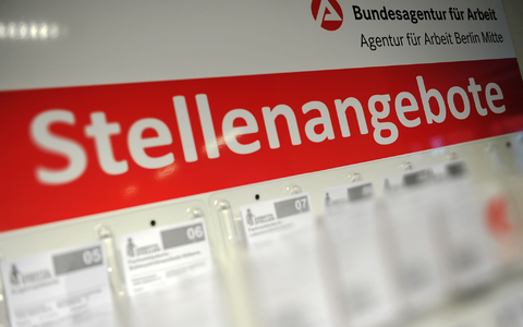 Eine Hinweistafel mit offenen Stellen im Gebäude der Bundesagentur für Arbeit in Berlin. - Foto: Paul Zinken/dpa