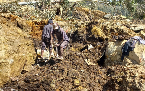 Helfer suchen nach dem Erdrutsch mit vielen Toten weiter nach Überlebenden, doch die Chancen schwinden. - Foto: -/iom.int/dpa