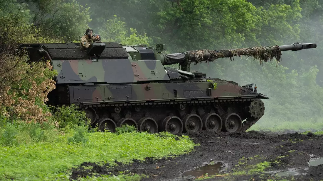Eine deutsche Panzerhaubitze 2000 der ukrainischen Armee steht an der Frontlinie in der Nähe von Bachmut. - Bild: Efrem Lukatsky/AP/dpa