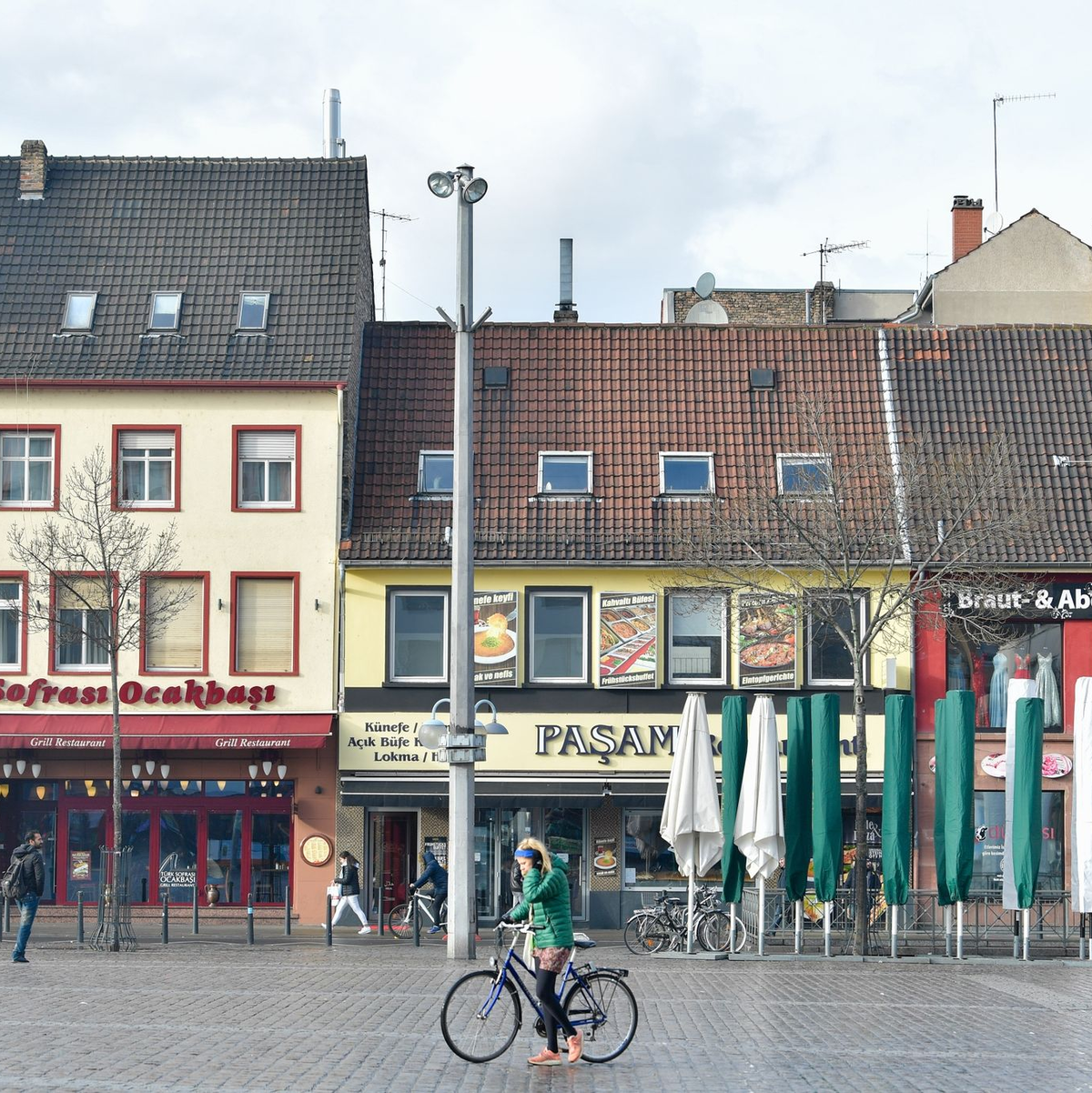 Geschäfte am Rande des Marktplatzes in Mannheim. Die Polizei ist dorthin zu einem Großeinsatz ausgerückt. (Archivbild) - Foto: Uwe Anspach/dpa