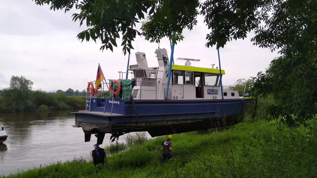 POL-DU: Minden-Lübbecke/Porta Westfalica/Duisburg: Boot der Wasserschutzpolizei gestrandet - aufwändige Bergung - Bild: presseportal.de