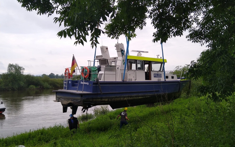 POL-DU: Minden-Lübbecke/Porta Westfalica/Duisburg: Boot der Wasserschutzpolizei gestrandet - aufwändige Bergung - Foto: presseportal.de
