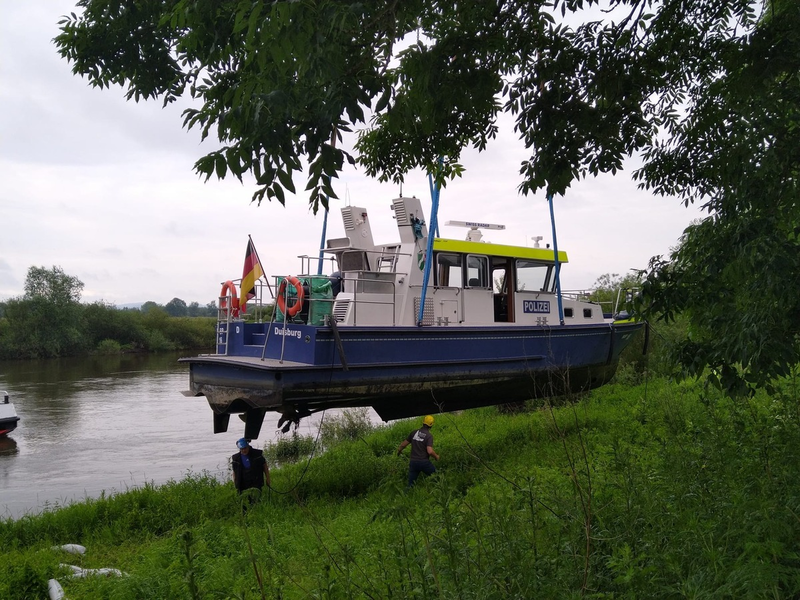 POL-DU: Minden-Lübbecke/Porta Westfalica/Duisburg: Boot der Wasserschutzpolizei gestrandet - aufwändige Bergung - Foto: presseportal.de