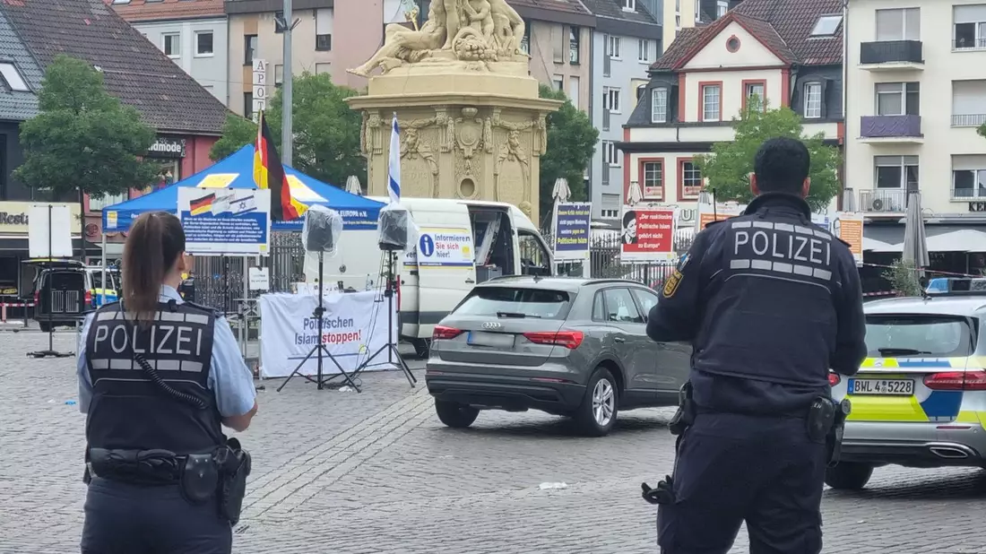 Einsatzkräfte der Polizei sind bei einem Vorfall auf dem Mannheimer Marktplatz im Einsatz. - Bild: Rene Priebe/dpa