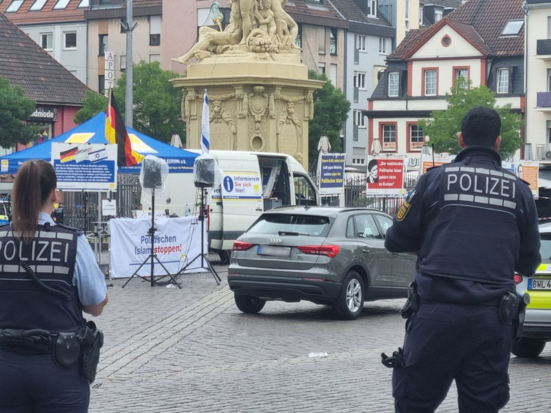 Einsatzkräfte der Polizei sind auf dem Mannheimer Marktplatz im Einsatz. - Foto: Rene Priebe/dpa