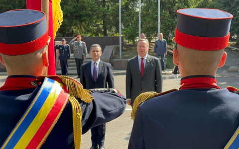 Bundesverteidigungsminister Boris Pistorius (r) wird von seinem moldauischen Kollegen Anatolie Nosatii mit militärischen Ehren begrüßt. - Foto: Jörg Blank/dpa