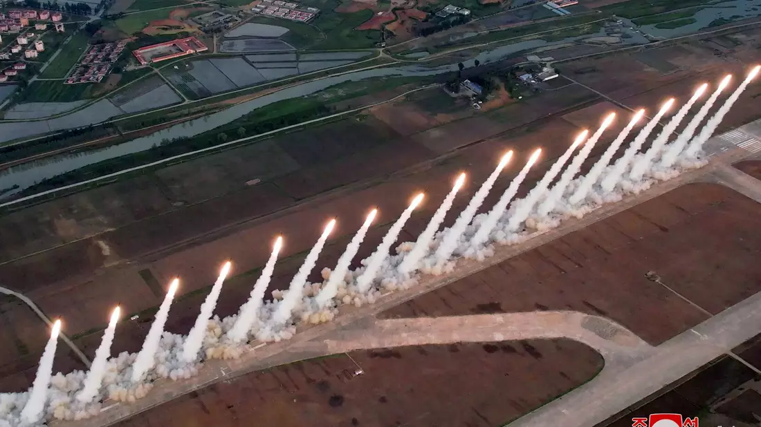 Die von der staatlichen nordkoreanischen Nachrichtenagentur zur Verfügung gestellte Aufnahme soll einen Raketentest an einem nicht genannten Ort zeigen. - Bild: Uncredited/KCNA/KNS/dpa