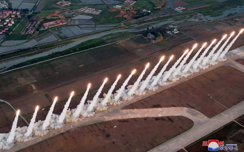 Die von der staatlichen nordkoreanischen Nachrichtenagentur zur Verfügung gestellte Aufnahme soll einen Raketentest an einem nicht genannten Ort zeigen. - Foto: Uncredited/KCNA/KNS/dpa