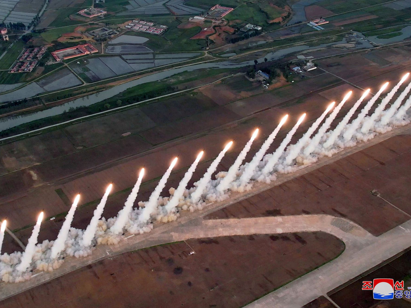 Die von der staatlichen nordkoreanischen Nachrichtenagentur zur Verfügung gestellte Aufnahme soll einen Raketentest an einem nicht genannten Ort zeigen. - Foto: Uncredited/KCNA/KNS/dpa