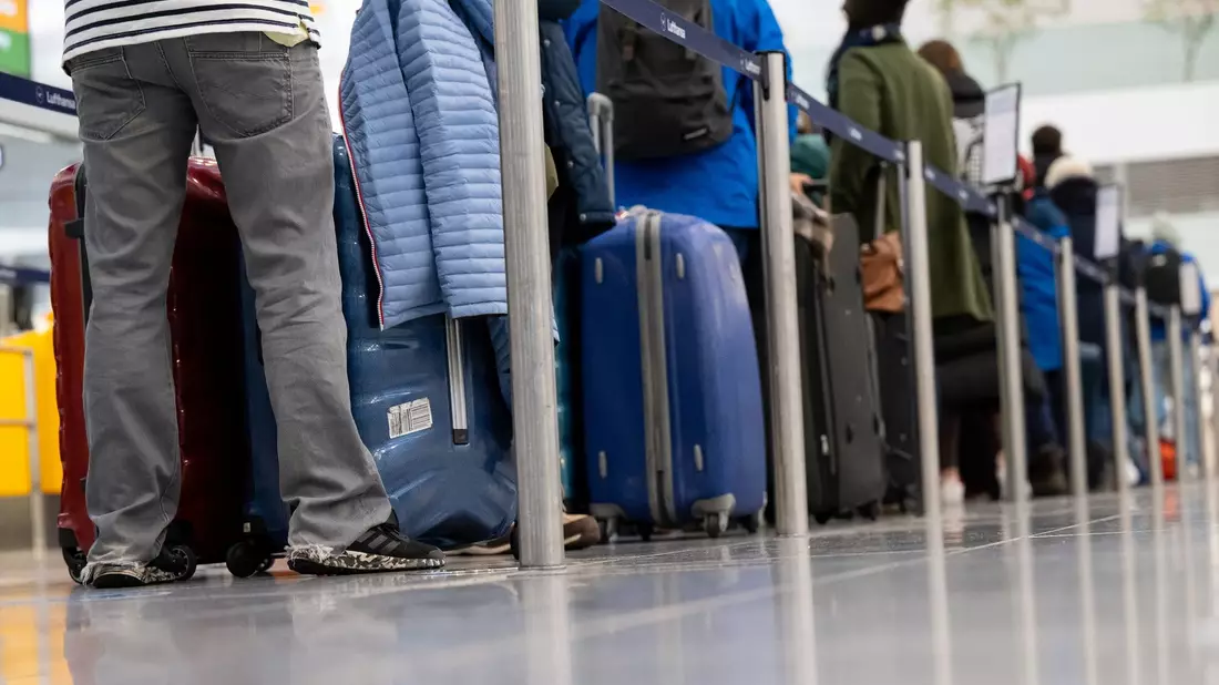 Das Handgepäck kann bei manchen Fluglinien Zusatzkosten verursachen. - Bild: Sven Hoppe/dpa