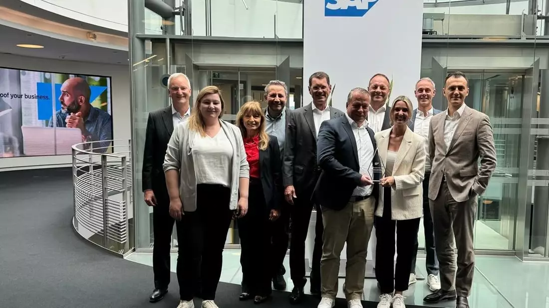 SAP zeichnet BearingPoint als Partner des Jahres 2024 für die Process und Life Sciences Industrie aus - Bild: presseportal.de