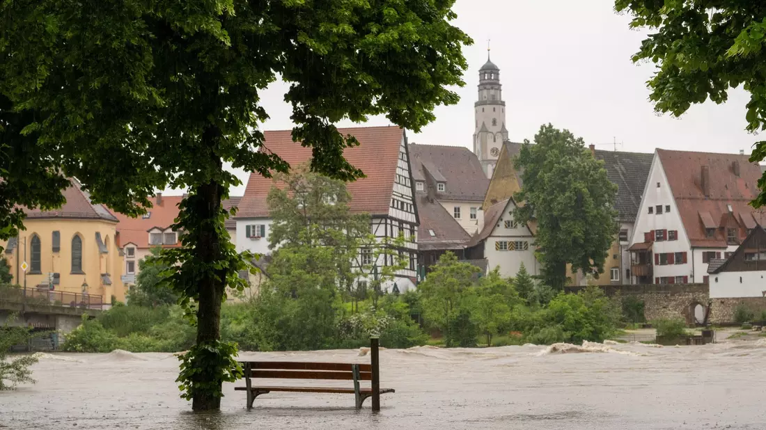 Durch Hochwasser entstandener Schaden landet oft auf dem Sperrmüll. Die deutschen Versicherer fürchten hohe Schäden. - Bild: Stefan Puchner/dpa