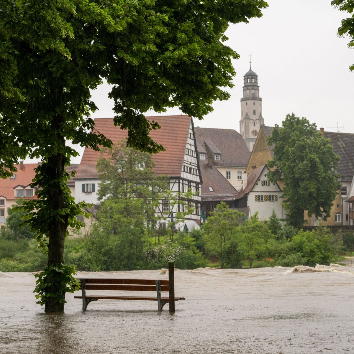 Im bayerischen Lauingen ist die Donau über die Ufer getreten. - Foto: Stefan Puchner/dpa