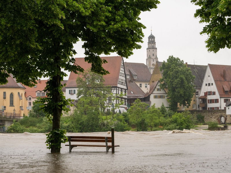 Durch Hochwasser entstandener Schaden landet oft auf dem Sperrmüll. Die deutschen Versicherer fürchten hohe Schäden. - Foto: Stefan Puchner/dpa