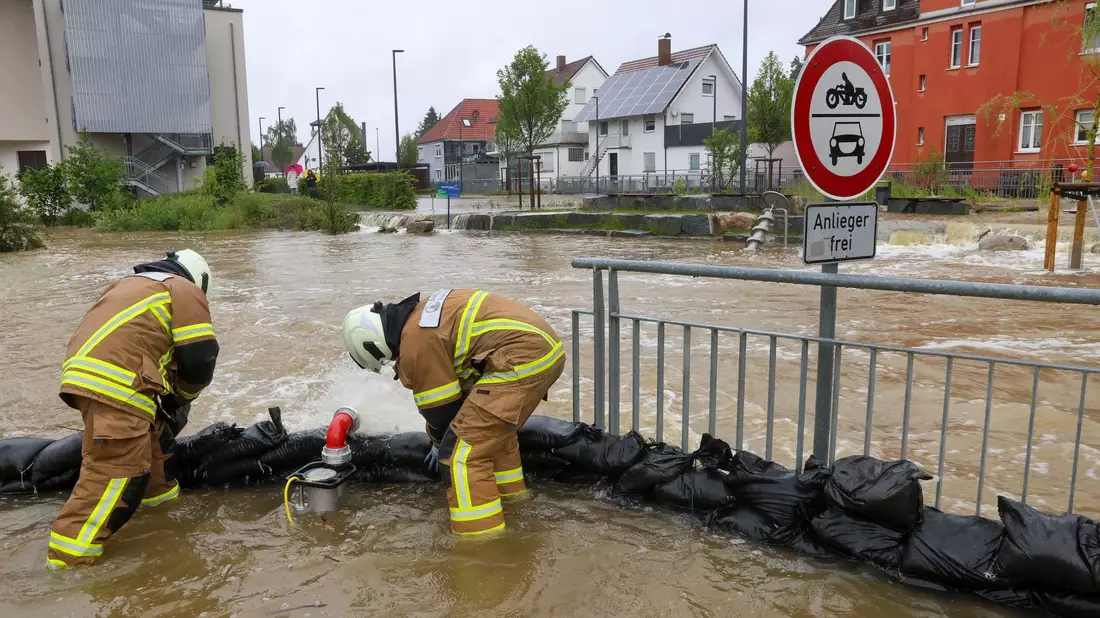 Im baden-württembergischen Ochsenhausen stapeln Einsatzkräfte der Feuerwehr Sandsäcke. - Bild: Thomas Warnack/dpa
