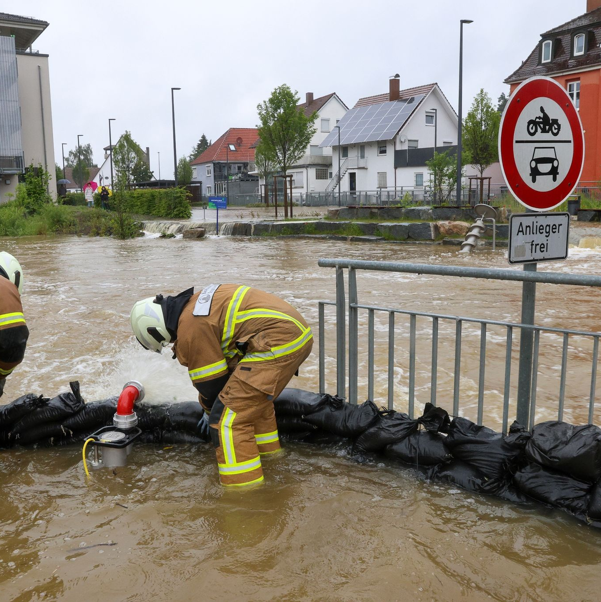Im baden-württembergischen Ochsenhausen stapeln Einsatzkräfte der Feuerwehr Sandsäcke. - Foto: Thomas Warnack/dpa