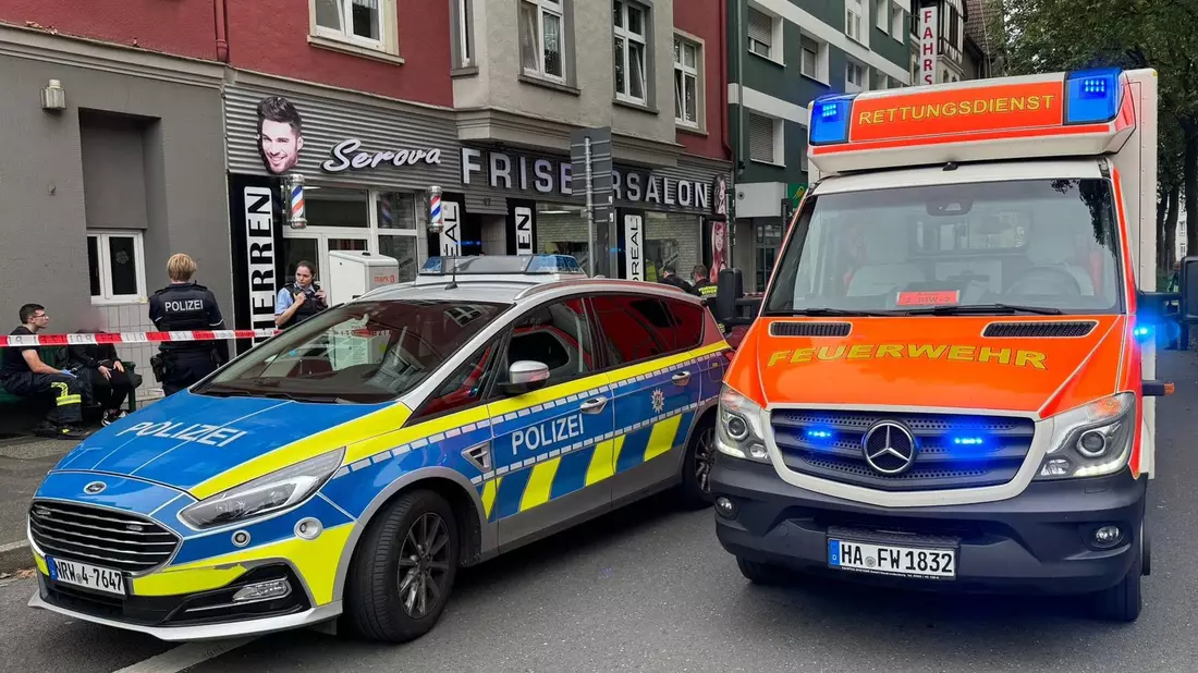 Im nordrhein-westfälischen Hagen sind Schüsse gefallen. Einsatzkräfte sind mit einem Großaufgebot vor Ort. - Bild: Alex Talash/dpa