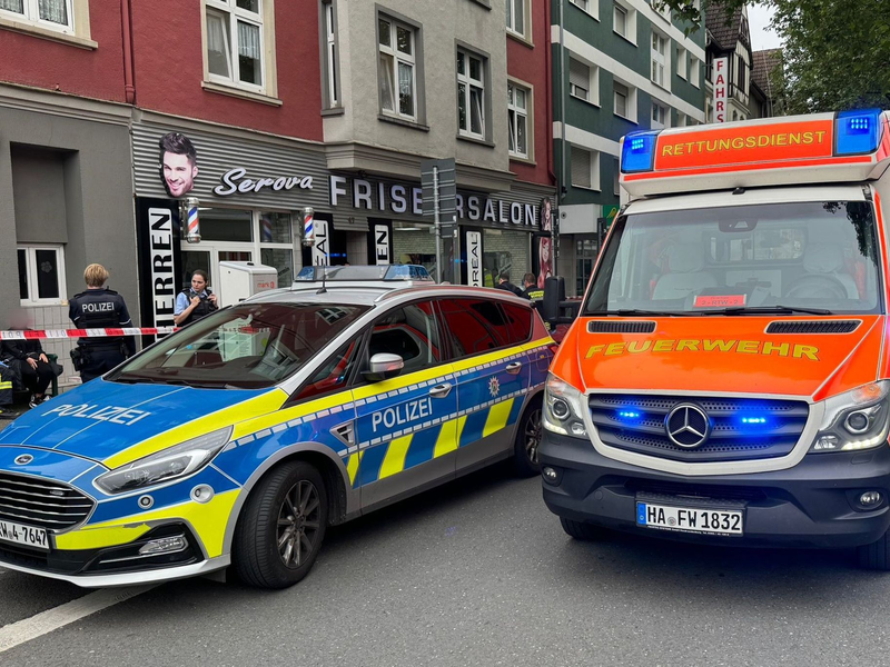 Im nordrhein-westfälischen Hagen sind Schüsse gefallen. Einsatzkräfte sind mit einem Großaufgebot vor Ort. - Foto: Alex Talash/dpa