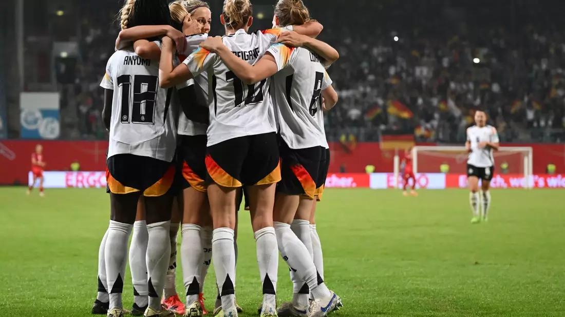 Deutschlands Spielerinnen jubeln über den Treffer zum 2:1. - Bild: Sebastian Christoph Gollnow/dpa