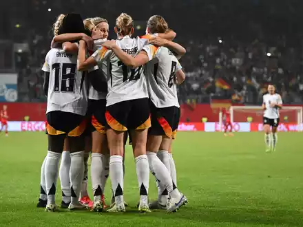 Deutschlands Spielerinnen jubeln über den Treffer zum 2:1. - Foto: Sebastian Christoph Gollnow/dpa