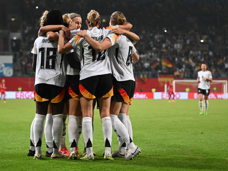 Deutschlands Spielerinnen jubeln über den Treffer zum 2:1. - Foto: Sebastian Christoph Gollnow/dpa