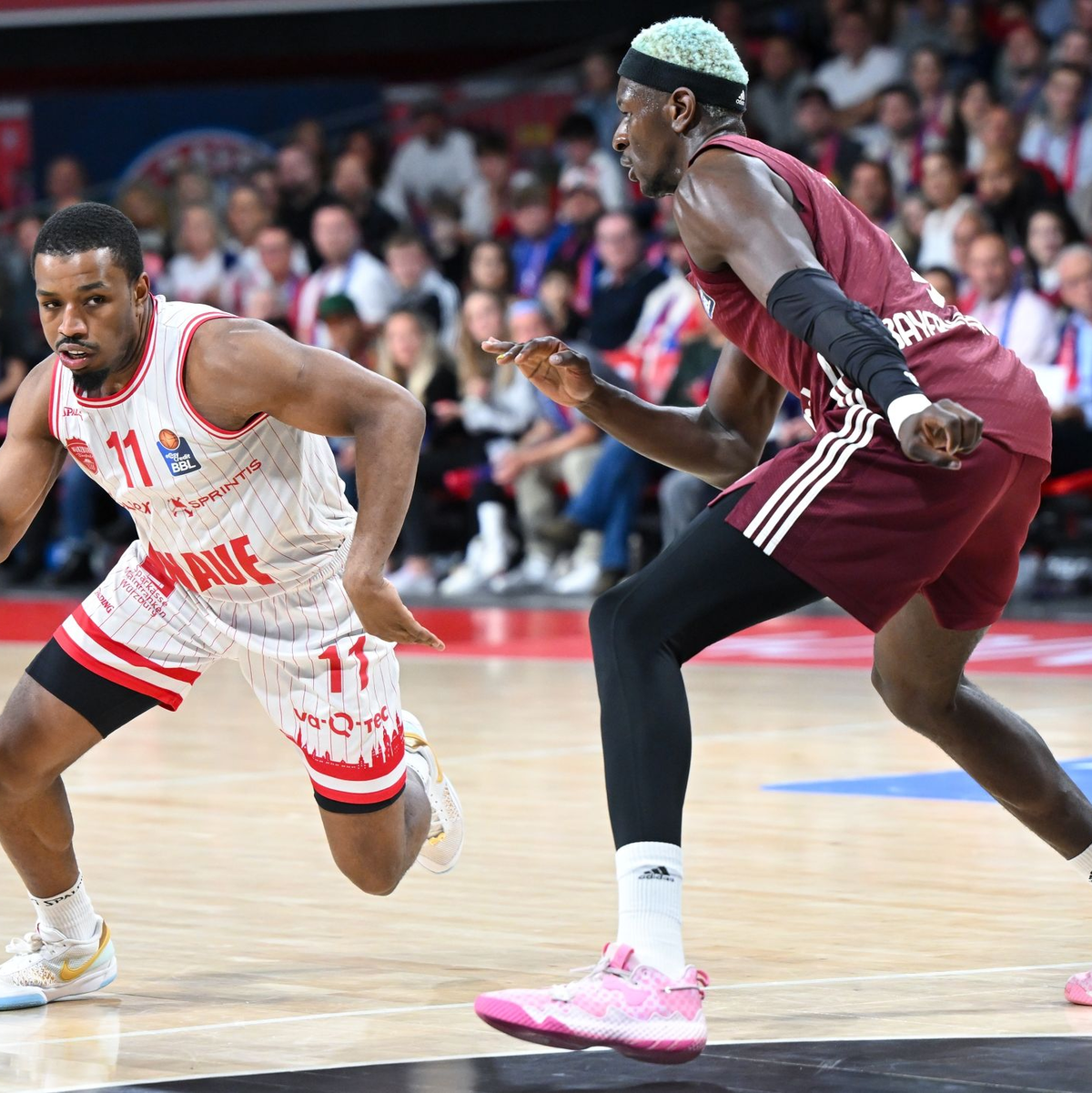 Bayerns Isaac Bonga (r) versucht Würzburgs Isaiah Washington zu verteidigen. - Foto: Sven Hoppe/dpa