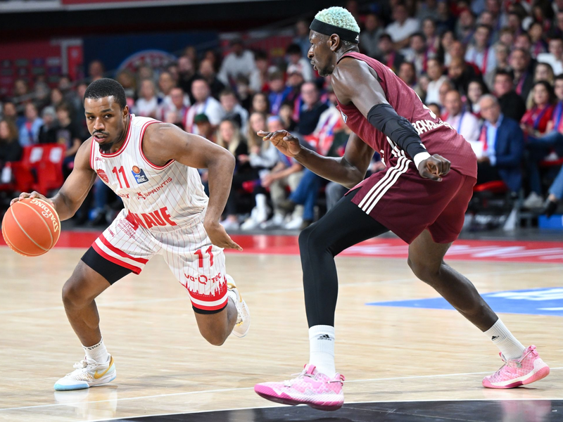 Isaac Bonga (r) und die Bayern gewannen die Serie gegen Würzburg mit 3:0. - Foto: Sven Hoppe/dpa