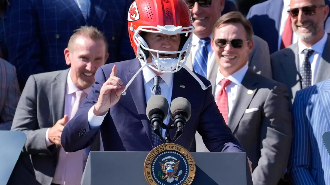 US-Präsident Joe Biden (M) trägt einen Helm von Super-Bowl-Champion Kansas City Chiefs bei einem Besuch im Weißen Haus. - Bild: Evan Vucci/AP/dpa