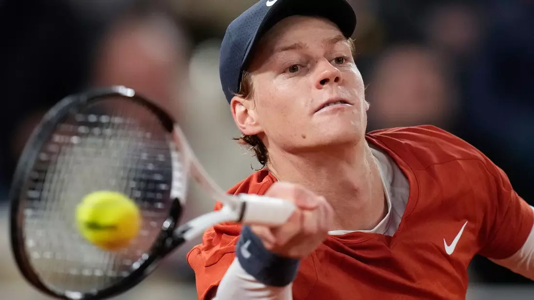 Der Italiener Jannik Sinner setzte sich gegen den Russen Kotow mit 6:4, 6:4, 6:4 durch. - Bild: Christophe Ena/AP/dpa