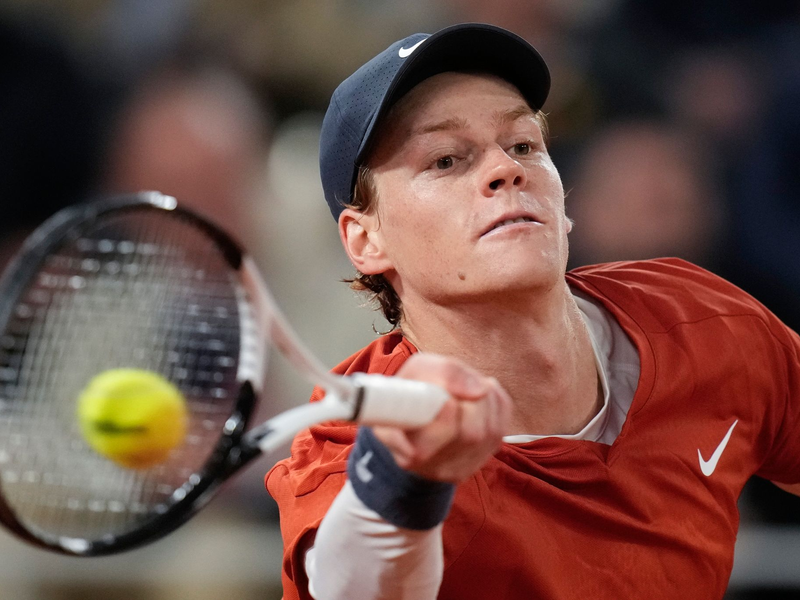 Der Italiener Jannik Sinner setzte sich gegen den Russen Kotow mit 6:4, 6:4, 6:4 durch. - Foto: Christophe Ena/AP/dpa