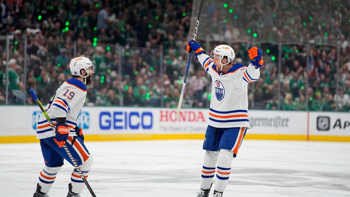 Philip Broberg (r.) feiert seinen Treffer gegen die Dallas Stars in den NHL-Playoffs. - Foto: Julio Cortez/AP