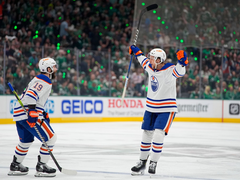 Philip Broberg (r.) feiert seinen Treffer gegen die Dallas Stars in den NHL-Playoffs. - Foto: Julio Cortez/AP