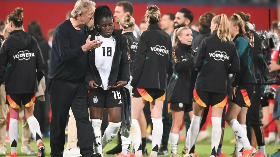 Bundestrainer Horst Hrubesch (l.) ist auch nach dem 4:1-Sieg mit coachen beschäftigt. - Bild: Sebastian Christoph Gollnow/dpa