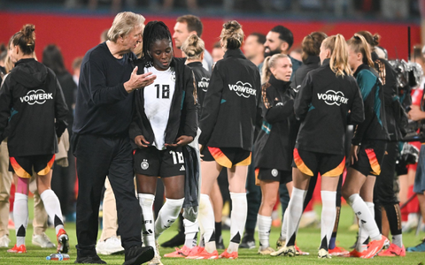 Bundestrainer Horst Hrubesch (l.) ist auch nach dem 4:1-Sieg mit coachen beschäftigt. - Foto: Sebastian Christoph Gollnow/dpa