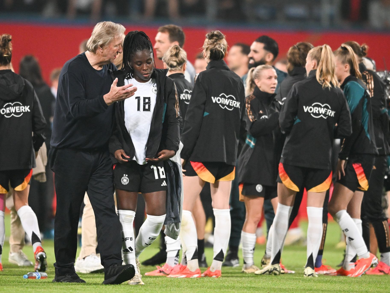 Bundestrainer Horst Hrubesch (l.) ist auch nach dem 4:1-Sieg mit coachen beschäftigt. - Foto: Sebastian Christoph Gollnow/dpa