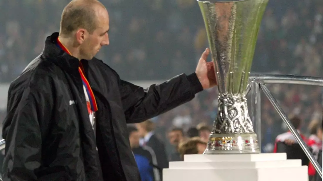 Im Jahr 2002 unterlag Borussia Dortmund mit Stürmer Jan Koller das Finale des UEFA-Cups dem Team von Feyenoord Rotterdam. Diesmal soll es anders laufen. - Bild: Anja Niedringhaus/epa/dpa