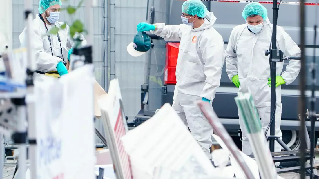 Mitarbeiter der Spurensicherung am Tatort. - Bild: Uwe Anspach/dpa