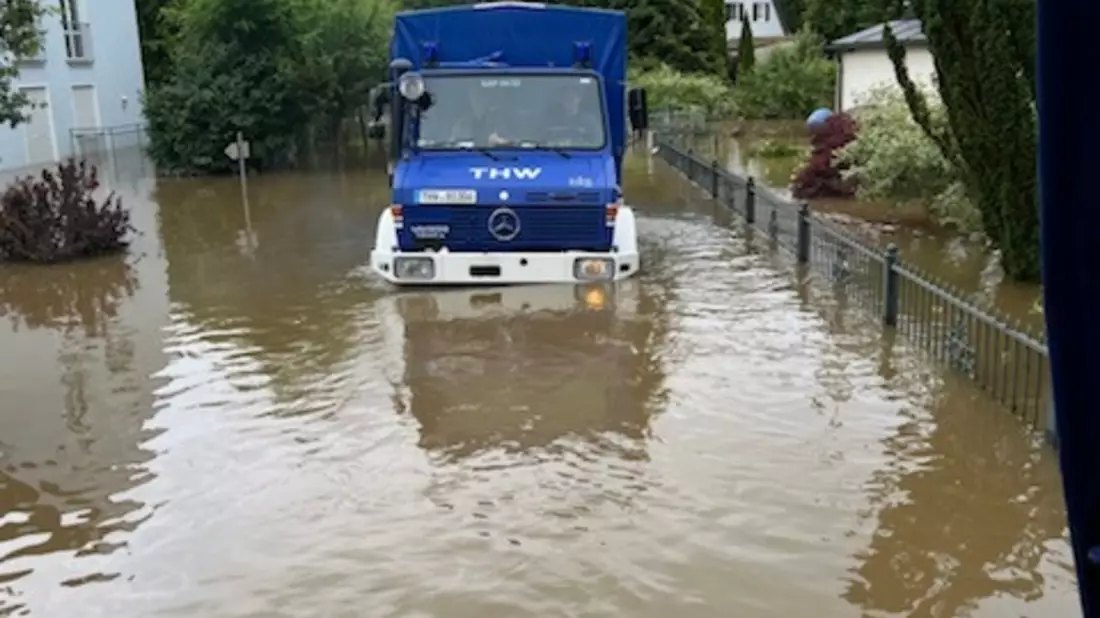 THW Bayern: Hochwasser Bayern: THW evakuiert in den Nachtstunden Bewohnende von Schrobenhausen. - Bild: presseportal.de