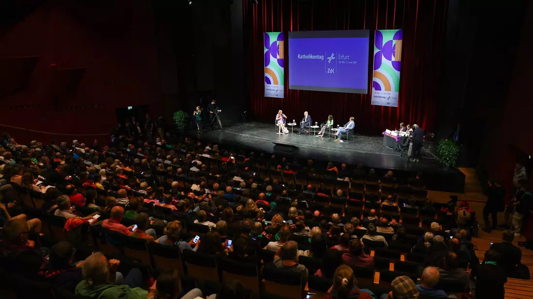 Podiumsdiskussion «Gemeinschaft stärken, Gesellschaft gestalten - Unsere Verantwortung für die Demokratie» mit Bundeskanzler Olaf Scholz auf dem Katholikentag in Erfurt. - Bild: Kai Pfaffenbach/REUTERS POOL/dpa