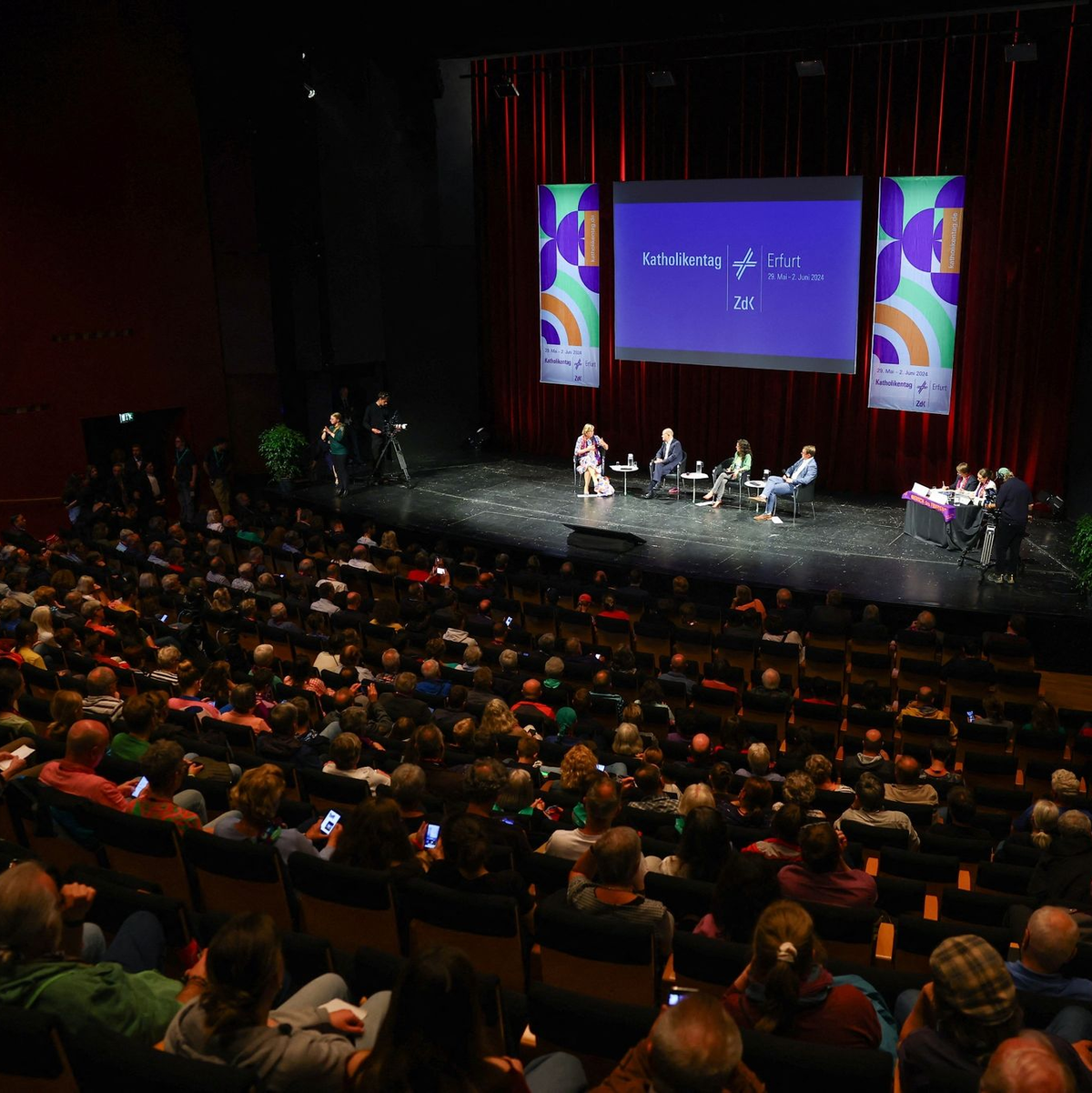 Podiumsdiskussion «Gemeinschaft stärken, Gesellschaft gestalten - Unsere Verantwortung für die Demokratie» mit Bundeskanzler Olaf Scholz auf dem Katholikentag in Erfurt. - Foto: Kai Pfaffenbach/REUTERS POOL/dpa