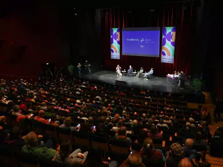 Podiumsdiskussion «Gemeinschaft stärken, Gesellschaft gestalten - Unsere Verantwortung für die Demokratie» mit Bundeskanzler Olaf Scholz auf dem Katholikentag in Erfurt. - Foto: Kai Pfaffenbach/REUTERS POOL/dpa