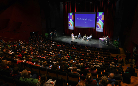 Podiumsdiskussion «Gemeinschaft stärken, Gesellschaft gestalten - Unsere Verantwortung für die Demokratie» mit Bundeskanzler Olaf Scholz auf dem Katholikentag in Erfurt. - Foto: Kai Pfaffenbach/REUTERS POOL/dpa