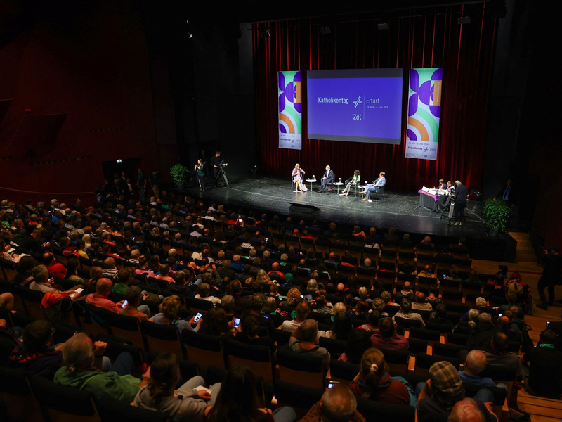 Podiumsdiskussion «Gemeinschaft stĂ€rken, Gesellschaft gestalten - Unsere Verantwortung fĂŒr die Demokratie» mit Bundeskanzler Olaf Scholz auf dem Katholikentag in Erfurt. - Foto: Kai Pfaffenbach/REUTERS POOL/dpa